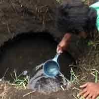 Sumber Air Tiban Berkhasiat Gegerkan Warga Kediri