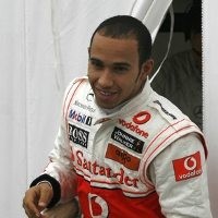 Hamilton Hadapi dengan Senyuman