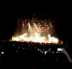 Remaja Indonesia Bikin Heboh di Konser Paramore