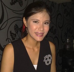 Olga Lidya Berburu Ikan Pari  di Pulau Komodo