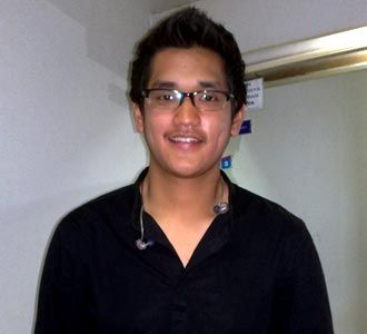 Afgan Berkemeja Hitam