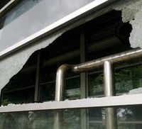 Kaca Shelter Busway Pecah