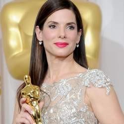 Sandra Bullock Bawa Pulang Piala Oscar Pertama