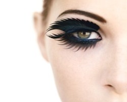 Mempesona dengan Bulu Mata Tebal