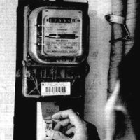 Rumah Digembok Pegawai PLN Segel Meter Listrik (Manjat Kali Ya)