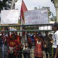 Tuntut Proses Hukum, Ratusan Buruh Geruduk PN Surabaya