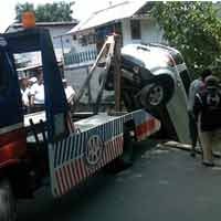 Alat  Pengikat Derek Sempat Patah, X-Over Berhasil Dievakuasi