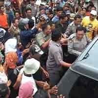 Usai Dikepung Warga, Pelaku Pencabulan Disumpah Pocong