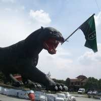 Demonstran Pasang Bendera HMI di Kumis Patung Macan Lodaya