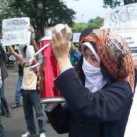 Demostran Bawa Perabot Dapur ke Gedung Sate