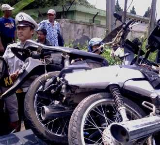 KA Tabrak Tiga Sepeda Motor
