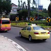 5 Rambu Belok Kiri Dipasang di Tikungan Latuharhary