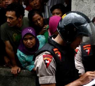 Warga Tonton Penggerebekan Teroris