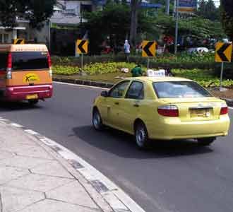 5 Rambu Belok Kiri di Tikungan Latuharhary