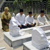 Sebelum Deklarasi, Arif-Adies Ziarah ke Makam Sunan Ampel