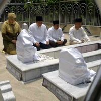 Cacak Ziarah ke Makam Sunan Ampel