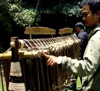 Main Angklung Cukup Disentuh