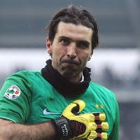 Buffon Pensiun Saat Italia Tak Butuh