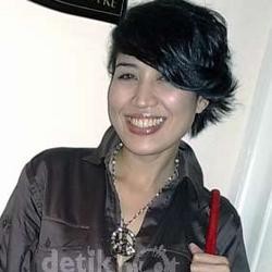 Dipacari Bos Rumah Produksi, Sania Belum Ingin Nikah