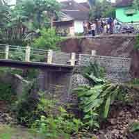 Jembatan di Kediri Ambrol, 800 Jiwa Terisolir 
