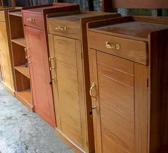 Perajin Mebel Mencoba Bertahan