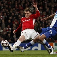 Hat-trick Bendtner Warnai Kelolosan Arsenal