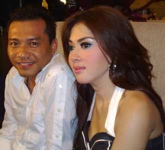 Syahrini dan Anang Semakin Lengket