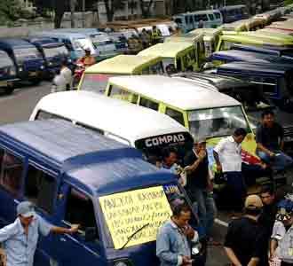 Sopir Angkot Geruduk Balai Kota