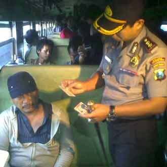Cegah Teroris, Polisi Razia Penumpang KA