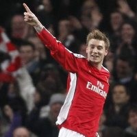 Dikritik, Bendtner Cuma Tertawa