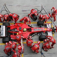 Ferrari Kembali ke Lampu Pit