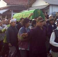 Jenazah Dulmatin Dibawa ke Masjid untuk Disalatkan