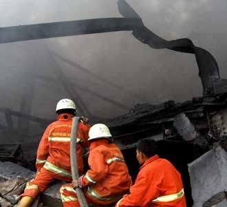 Asap Mengepul di Pabrik Swallow