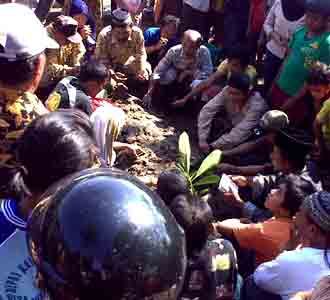 Warga Hadiri Pemakaman Dulmatin