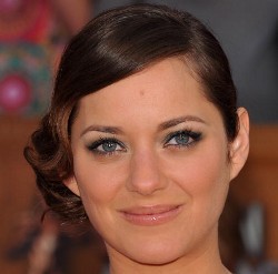 Sindir Pria Amerika, Aktris Pemenang Oscar Promosi Payudara 