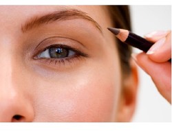 Koreksi Alis dengan Pensil Alis