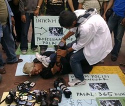 Sedang Liputan Pembalakan Hutan, Wartawan KBR 68H Ditahan