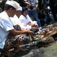 Sebelum Nyepi, Umat Hindu Langsungkan Upacara Melasti