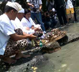 Umat Hindu Gelar Upacara Melasti