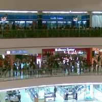 Diskon Besar, Ratusan Orang Antre Beli Crocs di Senayan City