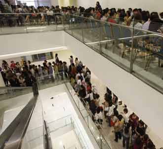 Ratusan Orang Antre Crocs