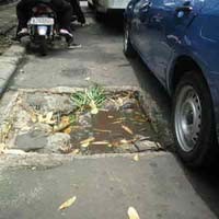 Jalan Sisingamaraja Berlubang Membahayakan Sepeda Motor