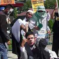 Kepala Obama Ditendang Pendemo