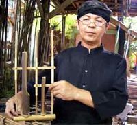 Melongok Pembuatan Angklung di SAU