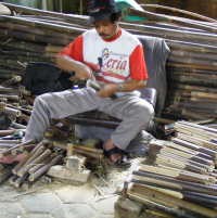 Melongok Pembuatan Angklung di SAU
