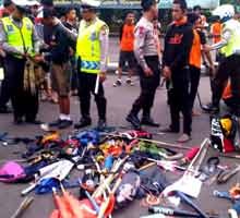 Polisi Tahan Puluhan Jakmania, Senjata Tajam Ikut Disita