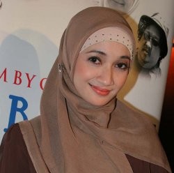 Nia Paramita Semakin Menikmati Hidup Setelah Berjilbab 