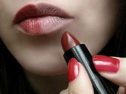 Kenali Kepribadian dari Bentuk Lipstik