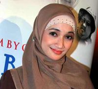 Nia Paramita Cantik Berjilbab
