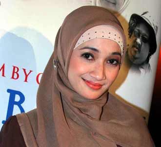 Nia Paramita Cantik Berjilbab